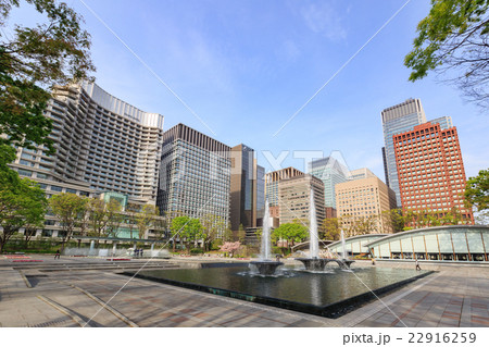 東京 皇居外苑 -和田倉噴水公園とビル群- 22916259