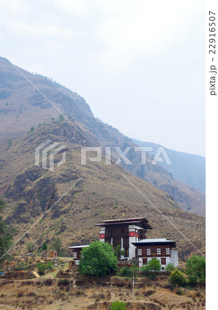 渓谷にそびえるタチョガン・ラカン 22916507