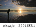 ウユニ塩湖の朝日を撮影する人 22916531