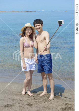海で寄り添う若いカップル 海で寄り添う若いカップル 22917094