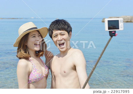海で寄り添う若いカップル 22917095