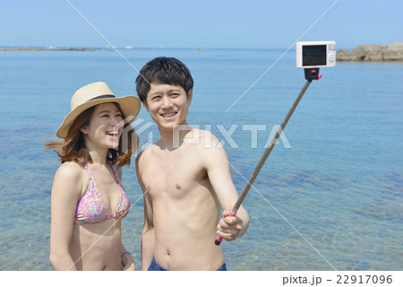 海で寄り添う若いカップル 海で寄り添う若いカップル 22917096