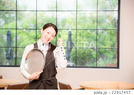 ウエイトレス　撮影協力：TENOHA DAIKANYAMA 22917457