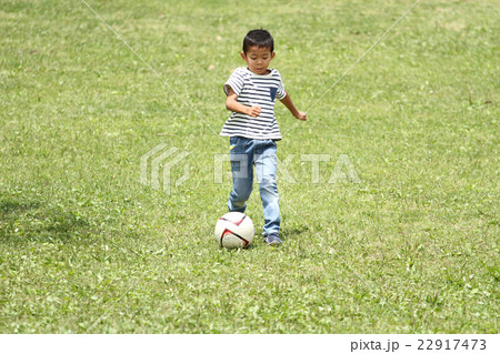 サッカーボールを蹴る小学生(1年生) 22917473