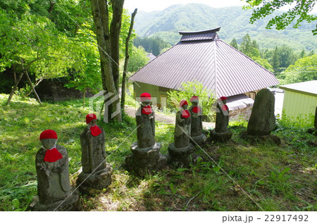 信州　白馬村　青鬼（あおに）集落　阿弥陀堂石仏群　伝統的建造物群保存地区　棚田のある山間の小集落 22917492