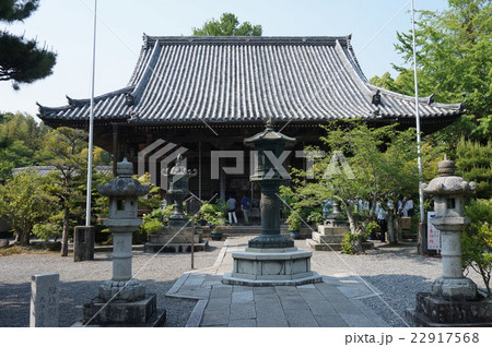 【西国三十三所】第二十一番　穴生寺の五月晴れの本堂と灯籠　京都府亀岡市 22917568