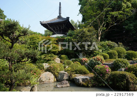 【西国三十三所】第二十一番　穴生寺の五月晴れの日本庭園と多宝塔　京都府亀岡市 22917569