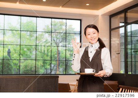 ウエイトレス　撮影協力：TENOHA DAIKANYAMA 22917596