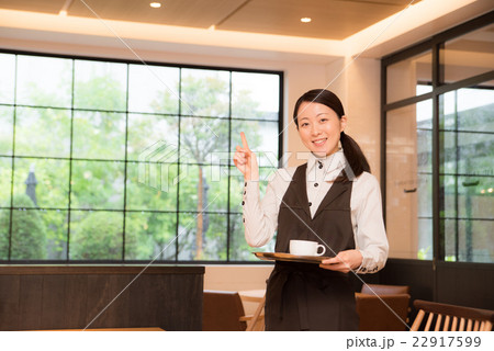 ウエイトレス 撮影協力:TENOHA DAIKANYAMA ウエイトレス 撮影協力:TENOHA DAIKANYAMA 22917599