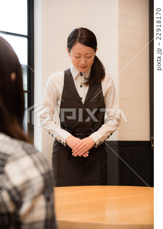 ウエイトレス　撮影協力：TENOHA DAIKANYAMA 22918170