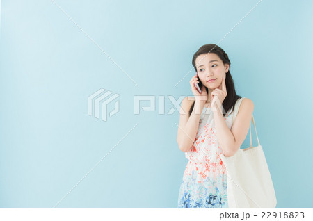 電話をする女性（ブルーバック） 22918823