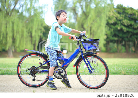 自転車に乗る男の子の写真素材