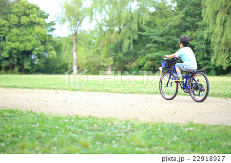 自転車に乗る男の子の写真素材