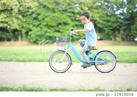 自転車に乗る男の子 22919056