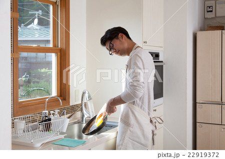 家事をする男性 22919372