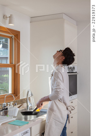 家事疲れの男性 22919373