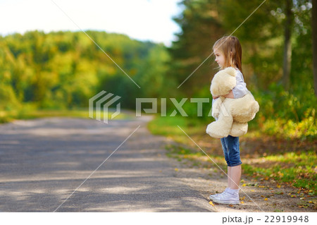 Adorable little girl with a teddy bear 22919948