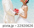 ビーチウェディングで向かい合う新郎新婦  22920626