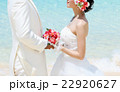 ビーチウェディングで向かい合う新郎新婦  22920627