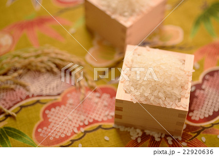 日本酒イメージ　日本酒　酒　透明　枡　升　桝　マス　和　白米　食品　 22920636