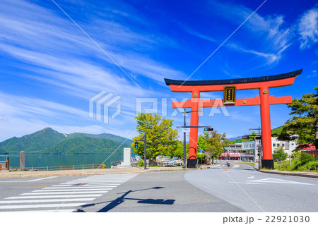 日光　中禅寺湖と二荒山神社の鳥居 22921030