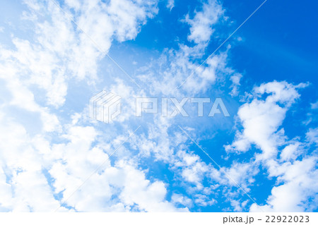 初夏の空　空　梅雨前　晴れの空　空の画像素材　コピースペース　ブルースカイイメージ　雲片　 22922023