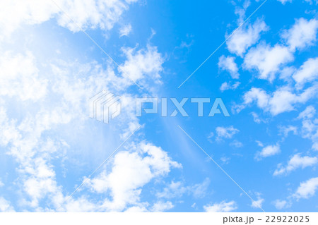 初夏の空　空　梅雨前　晴れの空　空の画像素材　コピースペース　ブルースカイイメージ　雲片　 22922025