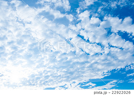 初夏の空 空 梅雨前 晴れの空 空の画像素材 コピースペース ブルースカイイメージ 雲片 の写真素材