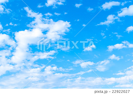 初夏の空 空 梅雨前 晴れの空 空の画像素材 コピースペース ブルースカイイメージ 雲片 初夏の空 空 梅雨前 晴れの空 空の画像素材 コピースペース ブルースカイイメージ 雲片 22922027
