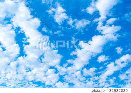 初夏の空　空　梅雨前　晴れの空　空の画像素材　コピースペース　ブルースカイイメージ　雲片　 22922029