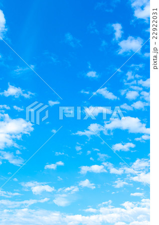 初夏の空　空　梅雨前　晴れの空　空の画像素材　コピースペース　ブルースカイイメージ　雲片　 22922031
