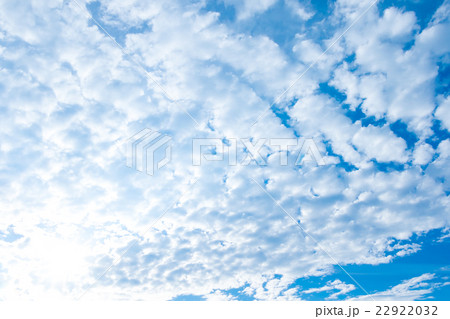 初夏の空 空 梅雨前 晴れの空 空の画像素材 コピースペース ブルースカイイメージ 雲片 初夏の空 空 梅雨前 晴れの空 空の画像素材 コピースペース ブルースカイイメージ 雲片 22922032