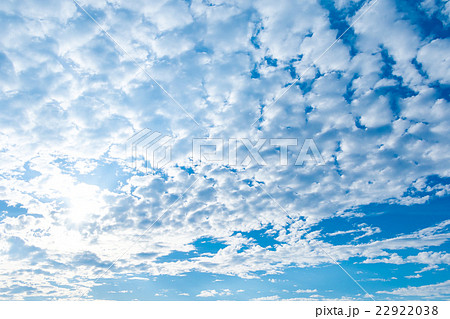 初夏の空 空 梅雨前 晴れの空 空の画像素材 コピースペース ブルースカイイメージ 雲片 の写真素材