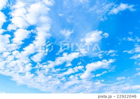 初夏の空 空 梅雨前 晴れの空 空の画像素材 コピースペース ブルースカイイメージ 雲片 の写真素材