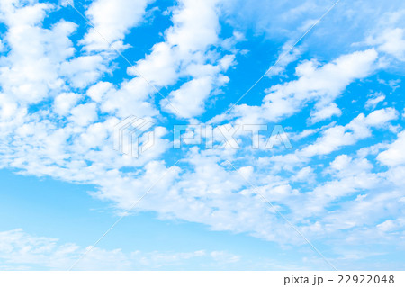 初夏の空 空 梅雨前 晴れの空 空の画像素材 コピースペース ブルースカイイメージ 雲片 初夏の空 空 梅雨前 晴れの空 空の画像素材 コピースペース ブルースカイイメージ 雲片 22922048
