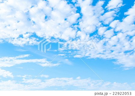 初夏の空　空　梅雨前　晴れの空　空の画像素材　コピースペース　ブルースカイイメージ　雲片　 22922053