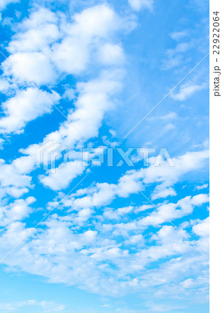 初夏の空 空 梅雨前 晴れの空 空の画像素材 コピースペース ブルースカイイメージ 雲片 の写真素材