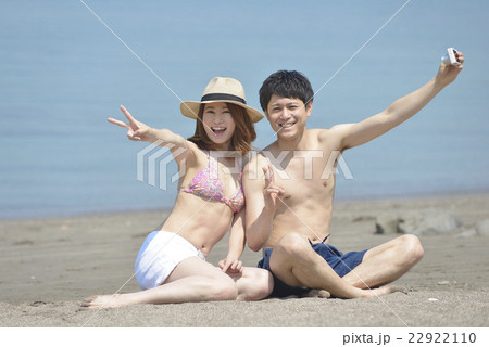 海で寄り添う若いカップル 22922110