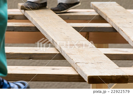 上棟　棟上げ　建前　作業員　大工　基礎工事　住宅建設　鉄筋　工事　建設業　マイホーム　 22922579