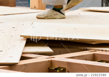 上棟　棟上げ　建前　作業員　大工　基礎工事　住宅建設　鉄筋　工事　建設業　マイホーム　 22922580