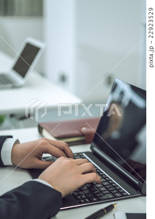 ビジネスシーン ビジネスシーン 22923529