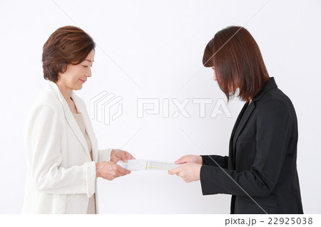 資料を渡す女性 22925038