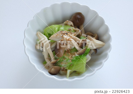 しめじとキャベツの温野菜サラダの写真素材