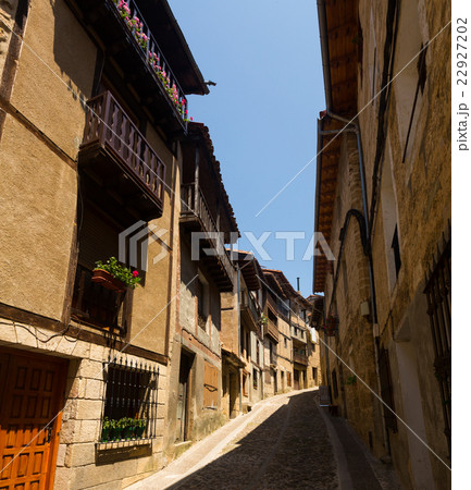 Narrow street with typical houses in Frias. Burgos 22927202