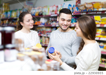 people at the grocery store 22930935