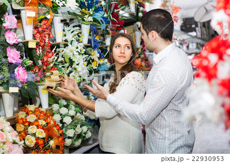 Couple in a flower shop 22930953
