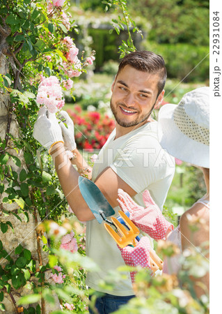 Happy couple working in garden 22931084