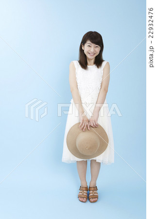 白いワンピースの女性ブルーバック　　 22932476
