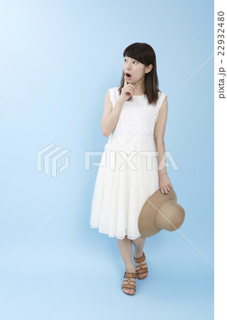 白いワンピースの女性ブルーバック　 　 22932480
