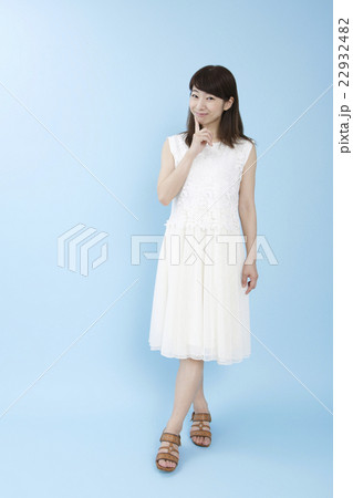 白いワンピースの女性ブルーバック　　　　 22932482